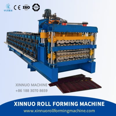 Machine de formage de panneaux de toiture à trois couches